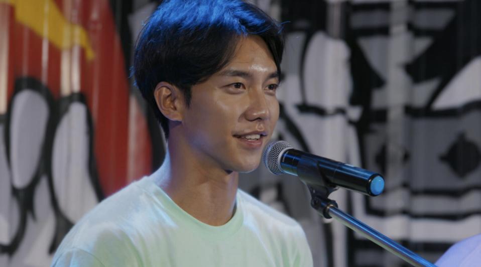 During the series, Lee and co-star Jasper Liu perform at a market.
