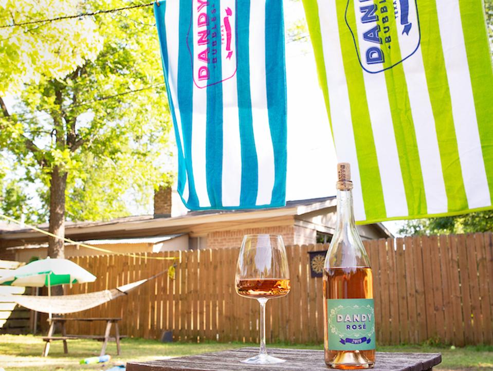 Dandy Rosé in garden setting
