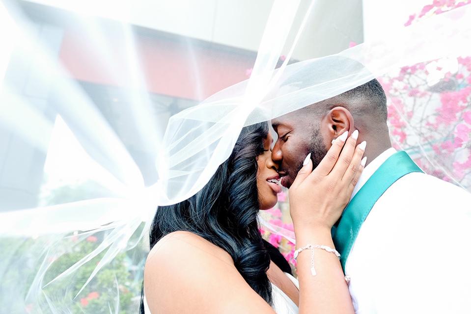 Jeunes mariés s'embrassant