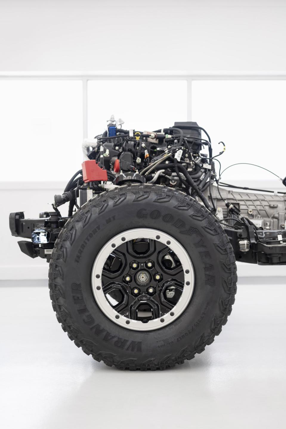 2021 Bronco chassis and powertrain with Sasquatch Package featuring 17-inch high-gloss black aluminum alloy wheels, warm alloy beauty ring and beadlock-capable 35-inch LT315/70R17 mud-terrain tires.