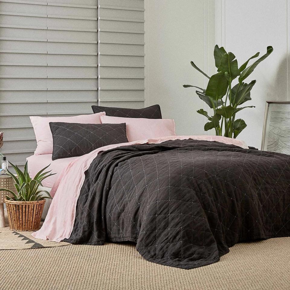 16 Great Linen Sheet Sets And Breezy Bedding Pieces