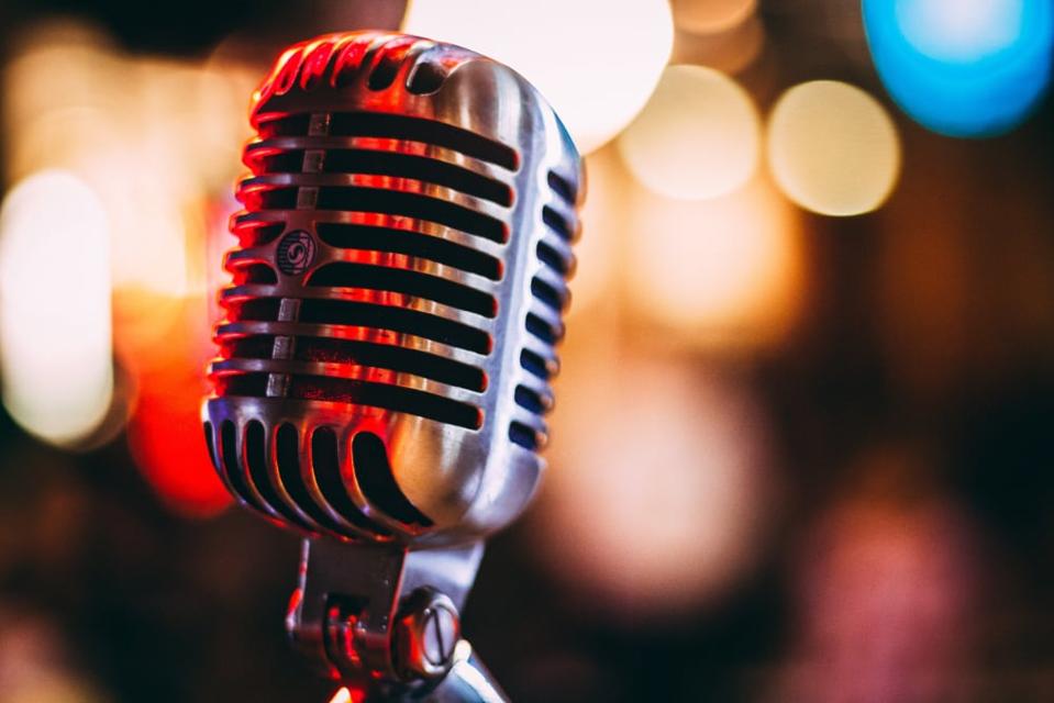 Un microfono per un podcast.