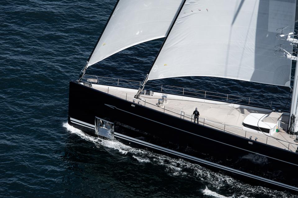 Sailing-Stream.fr ⚓ SEA EAGLE II | L'un des superyachts à voile les plus récents et les plus grands au monde fait tourner les têtes en Méditerranée ⚓ Remarquez le membre d'équipage sur le pont pour avoir une idée de la taille de SEA EAGLE II