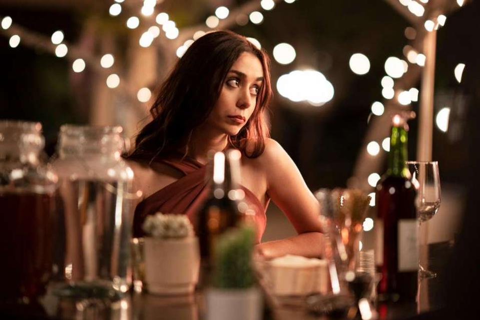 Cristin Milioti réfléchit à la façon d'échapper à la boucle temporelle dans laquelle elle est tombée à Palm Springs.