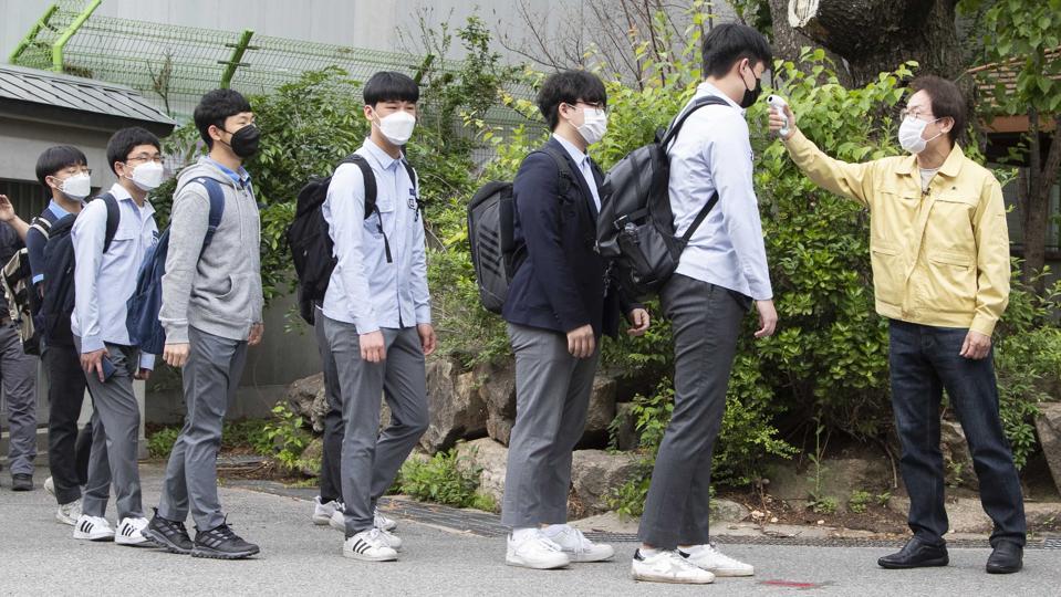 SOUTH KOREA-SEOUL-COVID-19-HIGH SCHOOL SENIORS-RETURNING