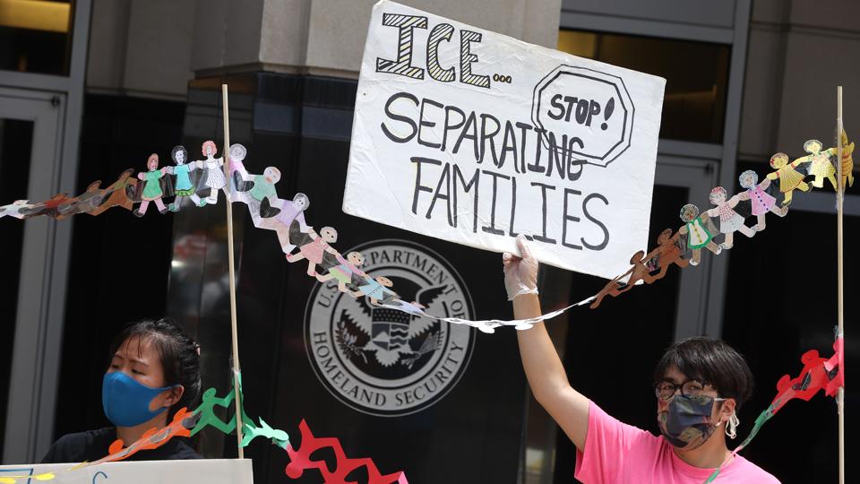 I manifestanti si radunano fuori dal quartier generale dell'ICE per chiedere il rilascio di detenuti durante la pandemia