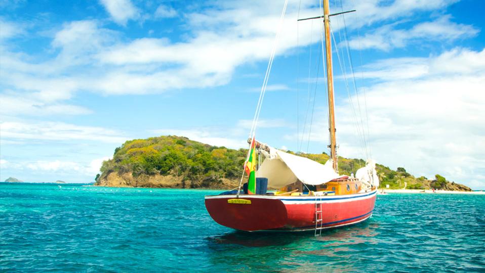 Sailing-Stream.fr ⚓ Rencontrez l'homme qui fait vivre la voile traditionnelle des Caraïbes à la Grenade ⚓ Sloop traditionnel en bois Savvy Sailing