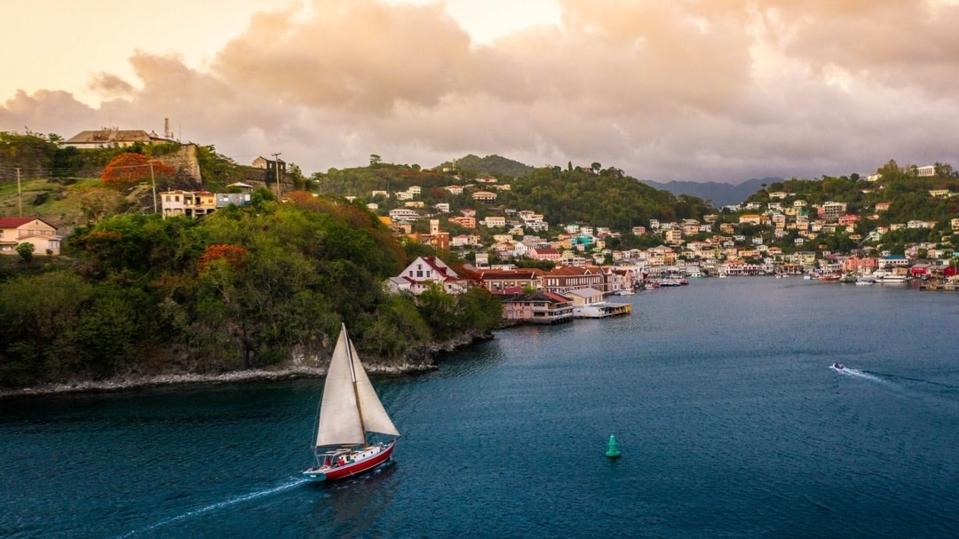 Sailing-Stream.fr ⚓ Rencontrez l'homme qui fait vivre la voile traditionnelle des Caraïbes à la Grenade ⚓ Voile avisée