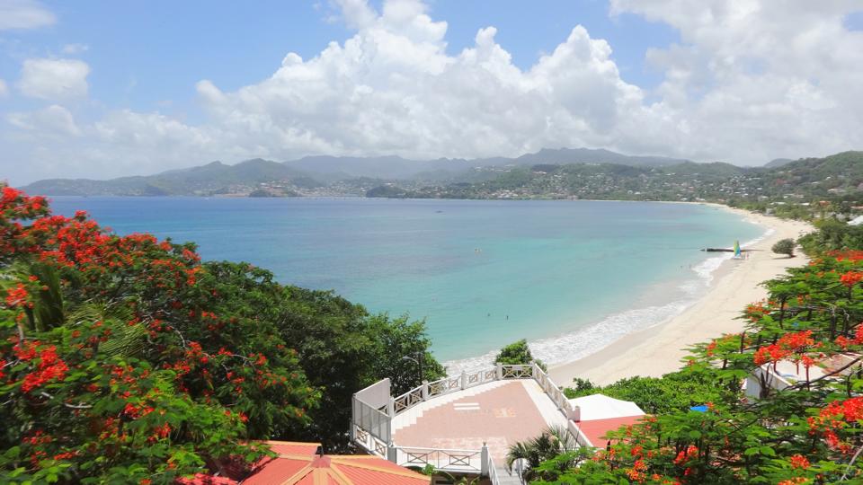 Sailing-Stream.fr ⚓ Rencontrez l'homme qui fait vivre la voile traditionnelle des Caraïbes à la Grenade ⚓ Plage de Grand Anse