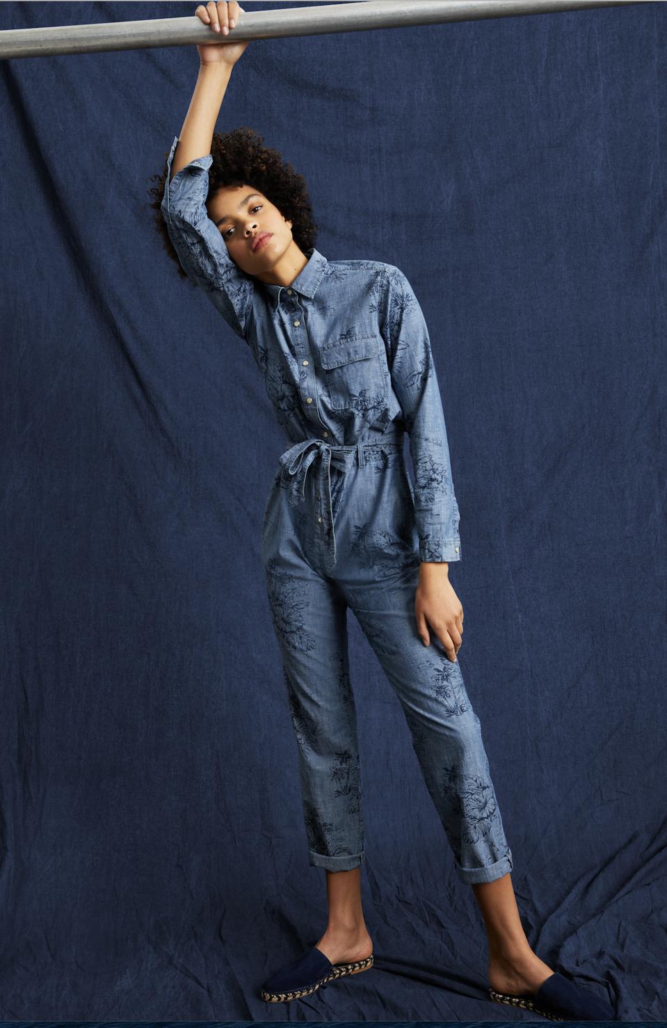 The Print Denim Jumpsuit in Hawaiian floral print boasts a fun yet sophisticated design