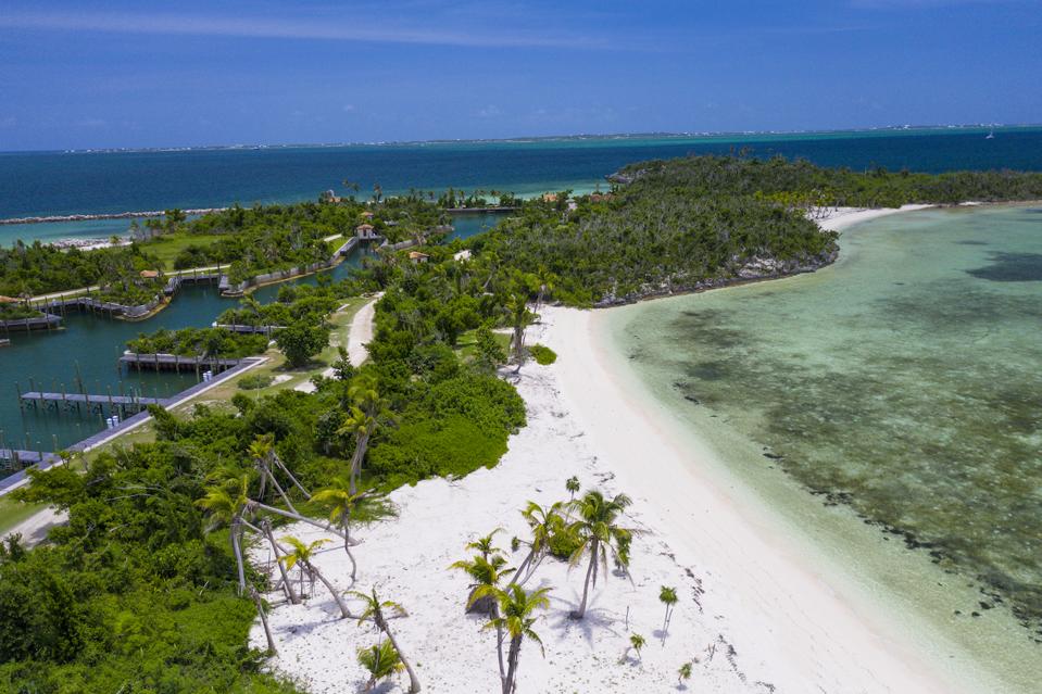 The island has seven white-sand beaches as well as beautiful views of the Sea of Abaco and the surrounding cays.