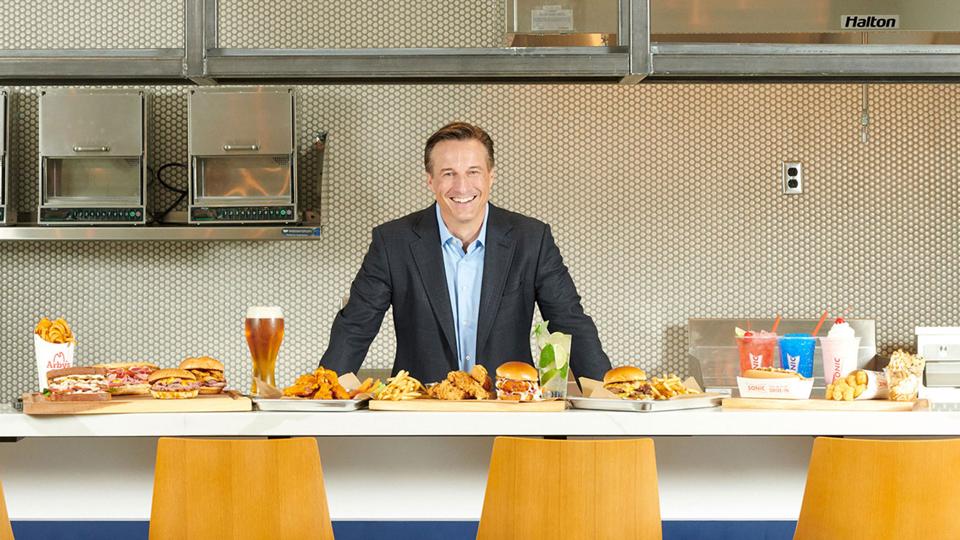 Paul Brown fez seu primeiro teste ao revitalizar um cardápio cansado enquanto CEO da Arby's e, nos primeiros três anos, as vendas aumentaram 16% para US $ 3,6 bilhões, enquanto a receita média do restaurante aumentou 25% para US $ 1,1 milhão anualmente.