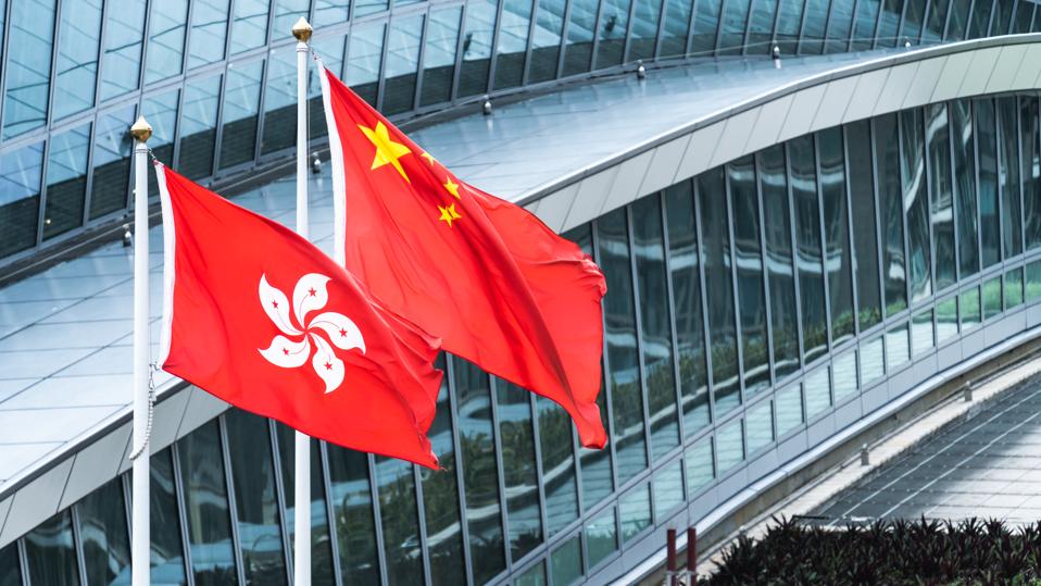Chiński problem z dolarem 1 Flag Against Modern Buildings In City
