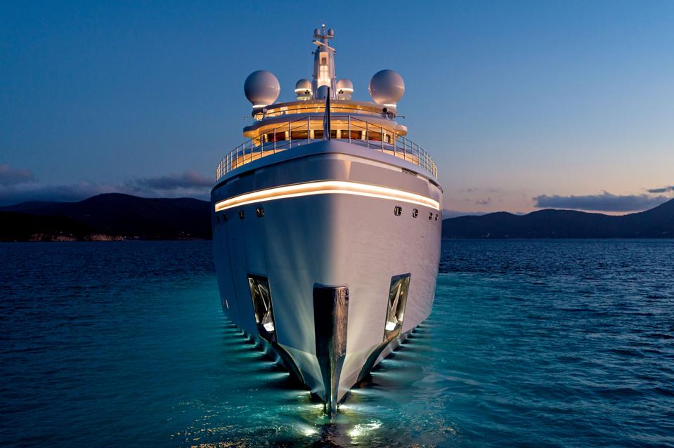 Sailing-Stream.fr ⚓ De la Trump Tower aux Gigayachts - Concevoir le superyacht le plus lumineux du monde | Luminosity ⚓ L'imposant superyacht Luminosity, conçu par Zaniz et construit par Benetti, navigue au coucher du soleil.