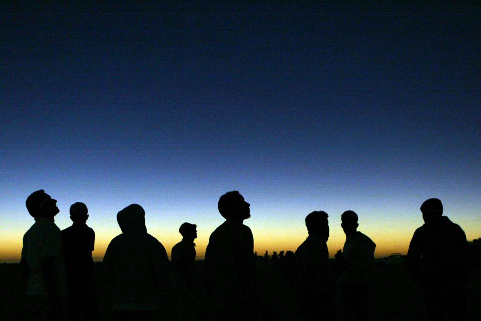 grupo-de-pessoas-observando-o-eclipse
