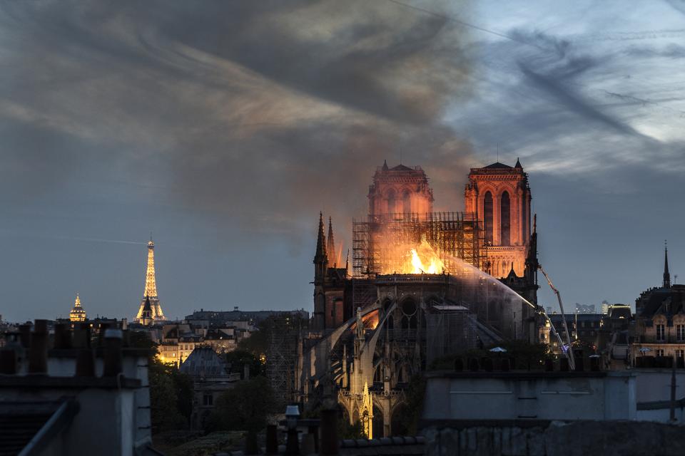 Il fuoco scoppia nell'iconica Cattedrale di Notre-Dame a Parigi