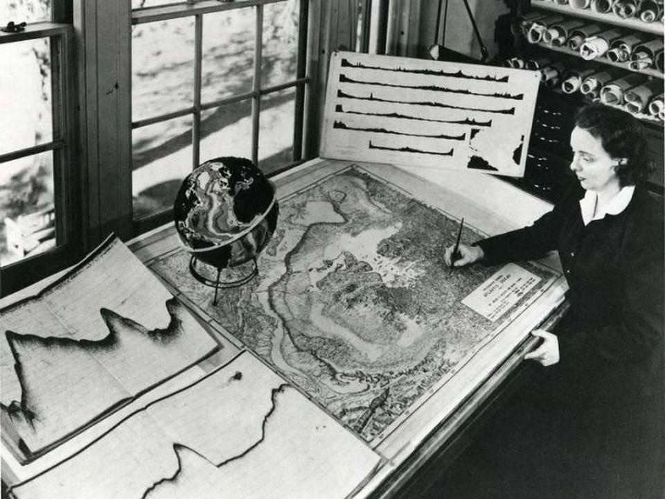 Marie Tharp ha usato centinaia di profili sismici per ricostruire la topografia del fondale marino, come qui dell'Oceano Atlantico.