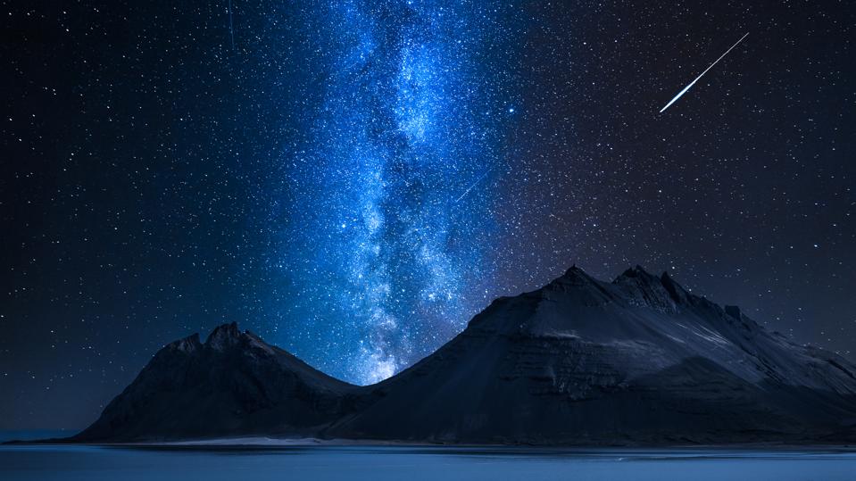 A ″shooting star″ and the Milky Way.