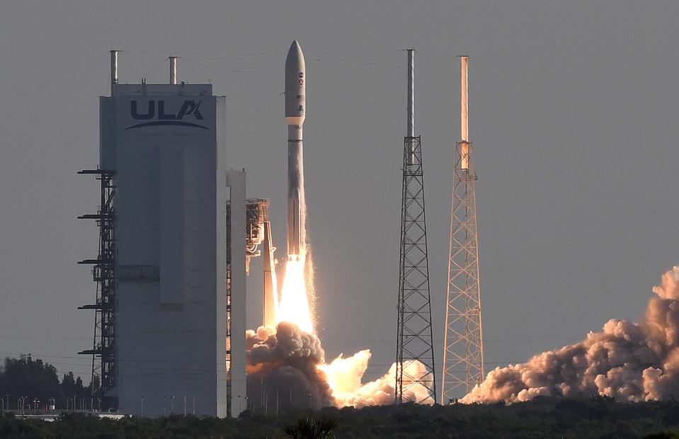 NASAの忍耐の火星探査機を搭載したアトラスVロケットが2020年7月30日に打ち上げられます。's Perseverance Mars rover launches on July 30, 2020.
