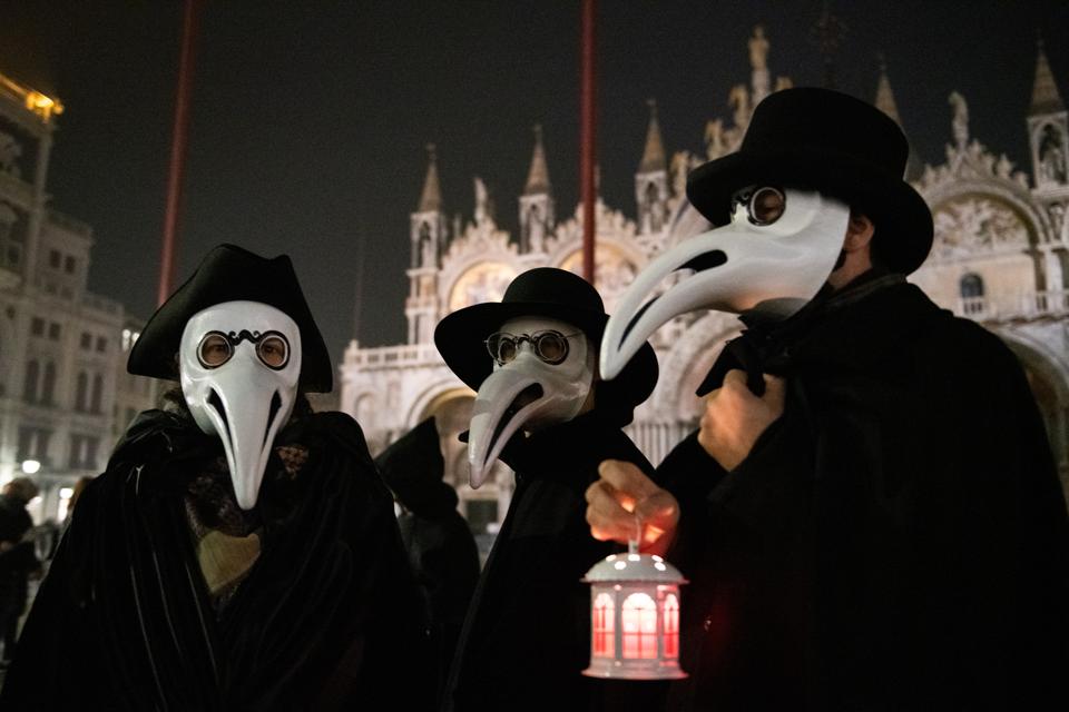 Venetians Celebrate The End Of Carnival