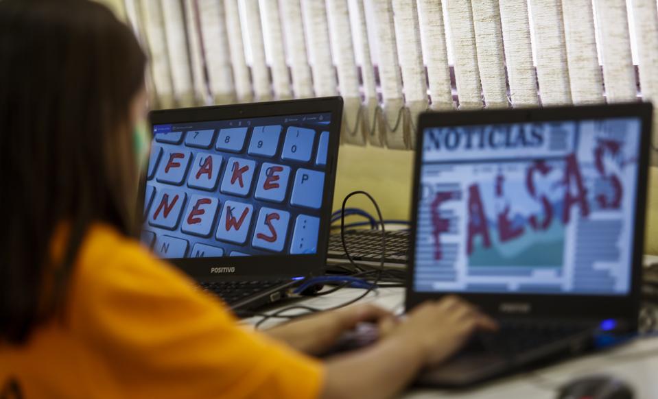 TOPSHOT-BRAZIL-EDUCATION-FAKE-NEWS