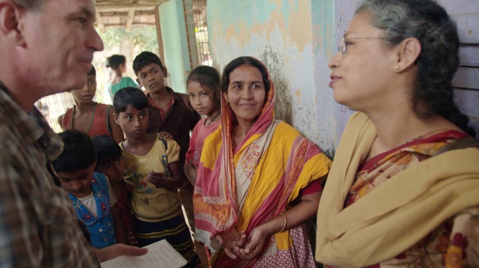 ″Juice″ reporter Robert Bryce with economist Joyashree Roy