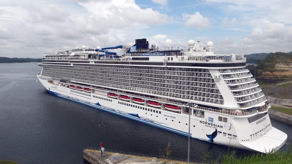 PANAMA-CANAL-CRUISE-SHIP