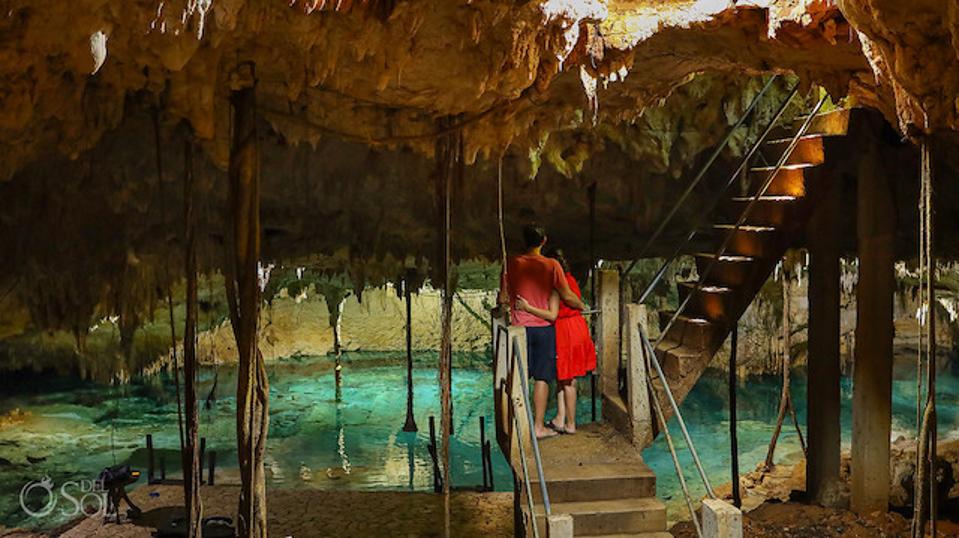 Lily et Jon Atkinson à l'entrée du Cenote Taak Bi Ha