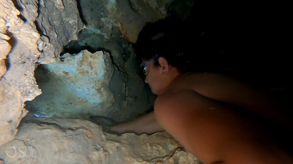 Recherche de crevasses profondes du cénote sans lumière naturelle