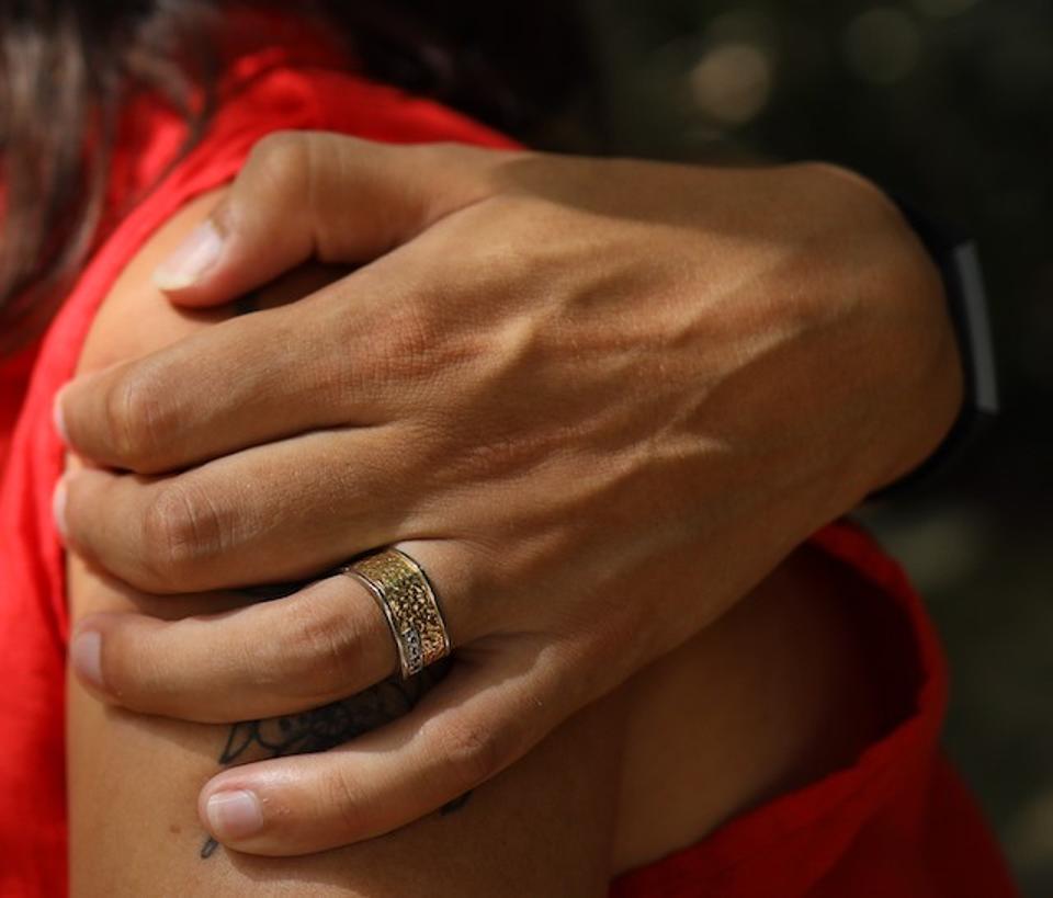 Réunis avec la bague de mariage souvenir
