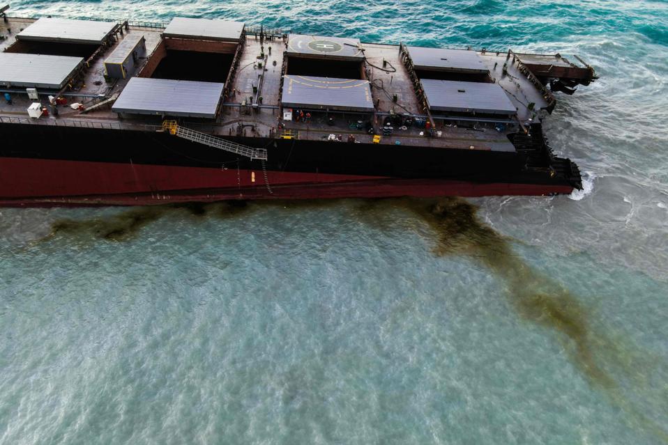 MAURITIUS-ENVIRONMENT-DISASTER-OIL