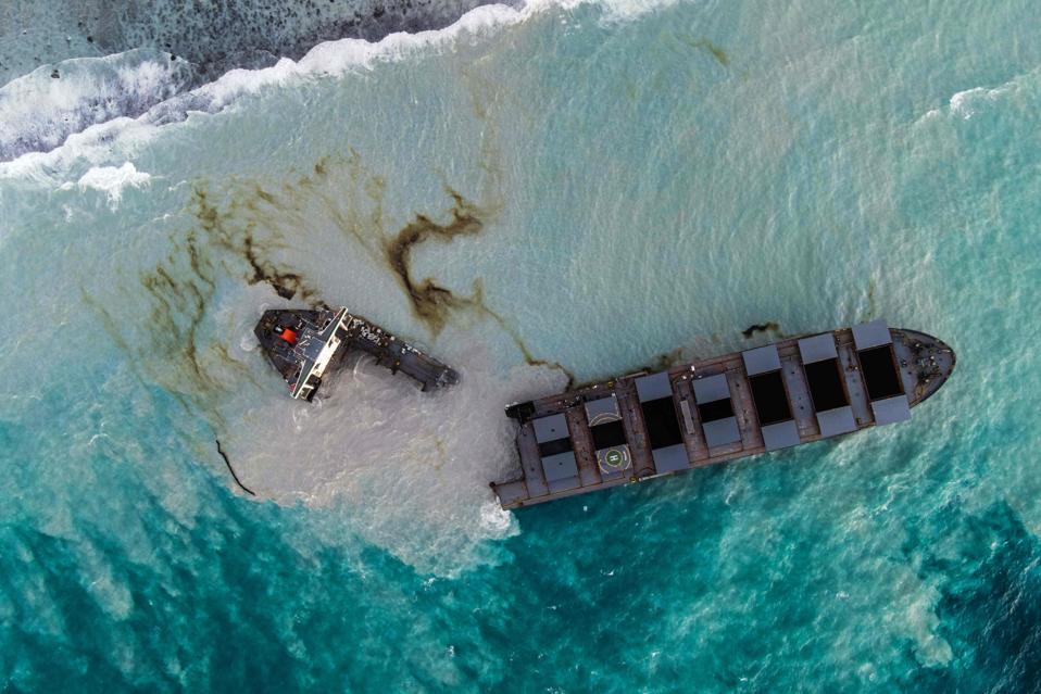 TOPSHOT-MAURITIUS-ENVIRONMENT-DISASTER-OIL