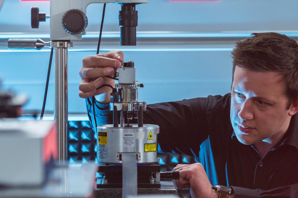 Científico ajustando equipos en un laboratorio de materiales a nanoescala