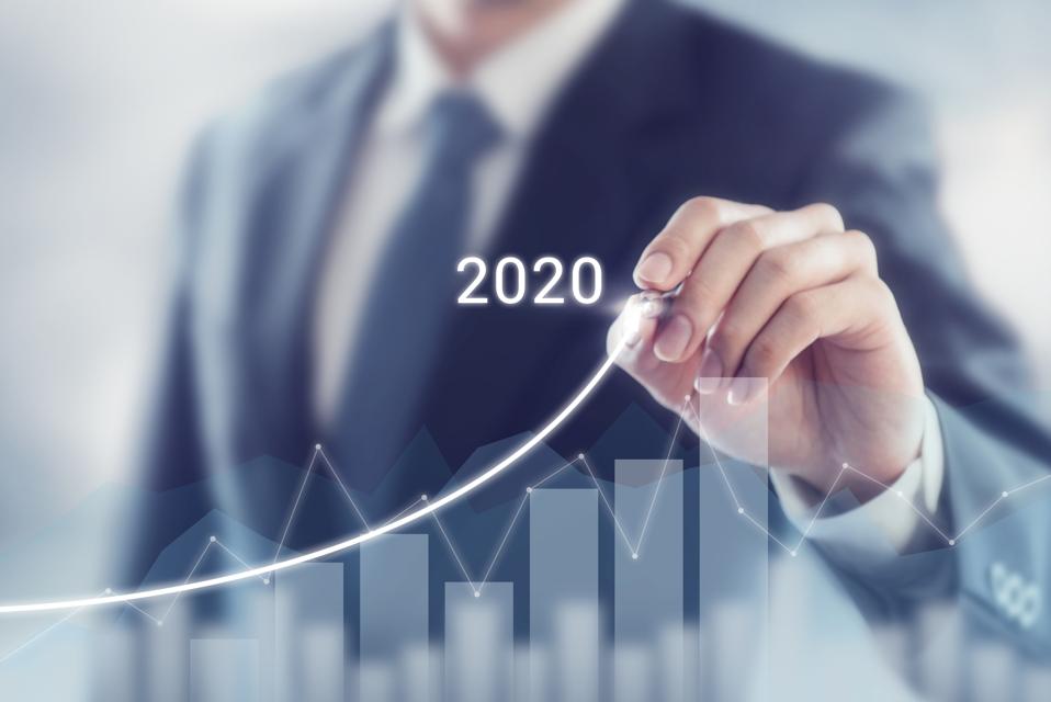 Succès de croissance dans le concept 2020. Plan d'homme d'affaires et augmentation des indicateurs positifs dans son entreprise.