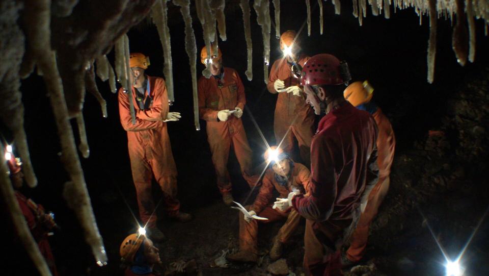 Costruiremo colonie nei tubi di lava lunari e marziani - video 1 Gli astronauti si esercitano per lo spazio utilizzando un ambiente simile a una grotta in Sardegna.