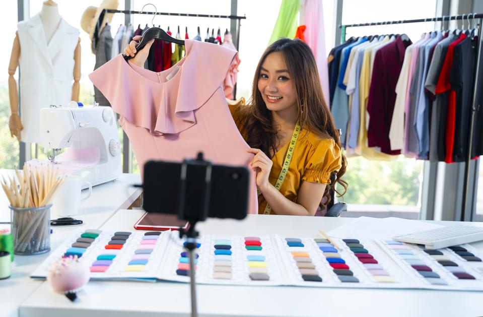 Live Commerce: Revolusi Belanja Online dengan Interaksi Real-Time dan Influencer