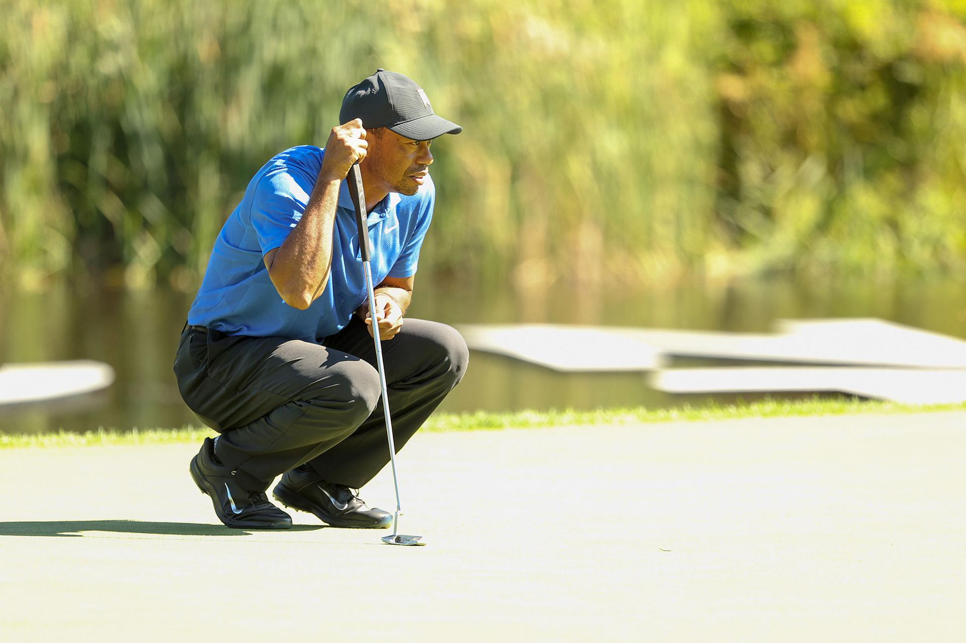 Tiger Woods inspecciona el campo antes de un lanzamiento.