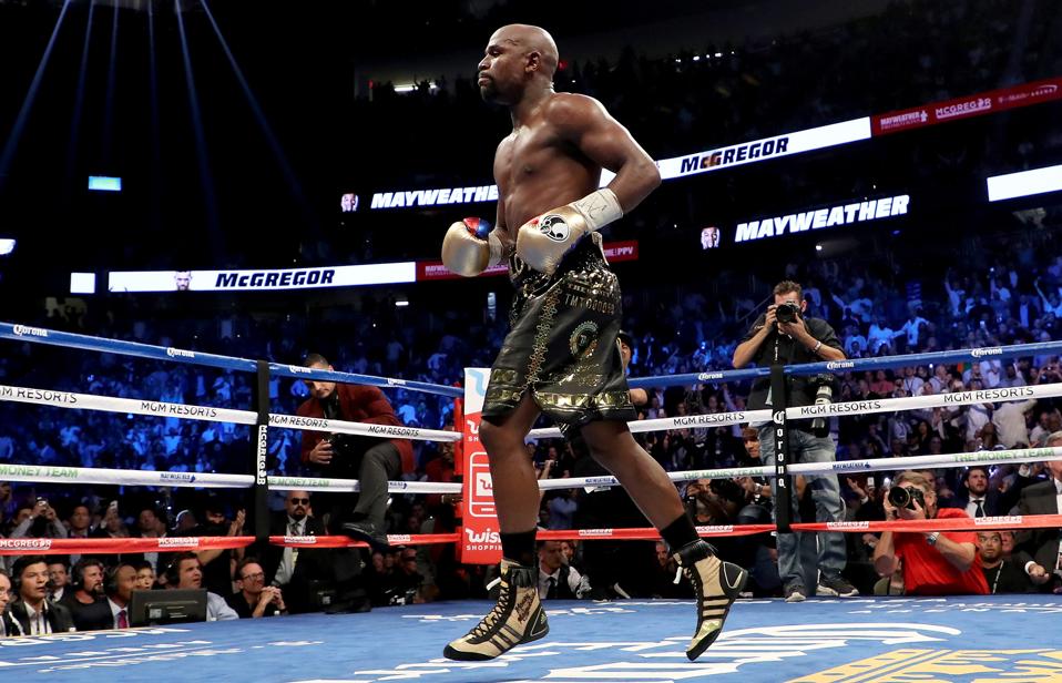 Floyd Mayweather se suelta en el ring.