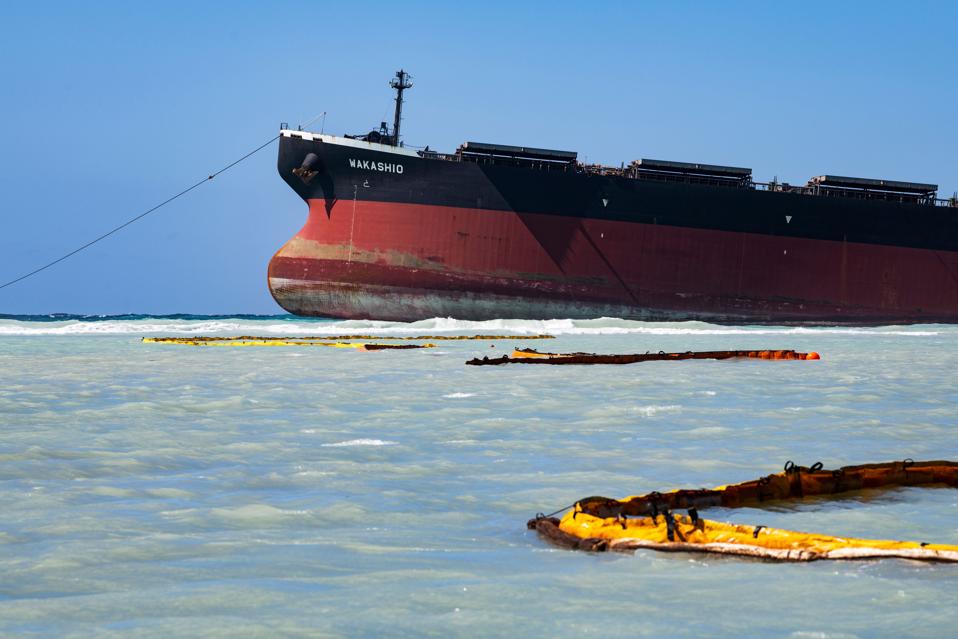 TOPSHOT-MAURITIUS-FRANCE-ENVIRONMENT-DISASTER-OIL