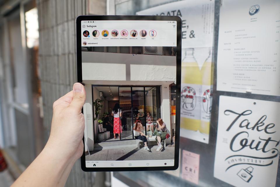 Màn hình OLED 12,4 inch làm mới 120Hz.