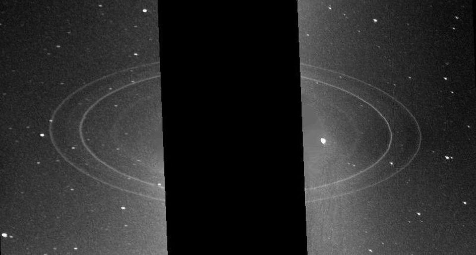 ボイジャー2号が海王星の環を撮影した591秒の2つの画像をつなぎ合わせたもの。's rings.