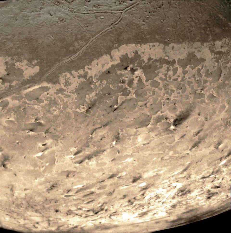 Tritons südliches Polargebiet, fotografiert von der Voyager 2 Raumsonde.'s south polar terrain photographed by the Voyager 2 spacecraft.