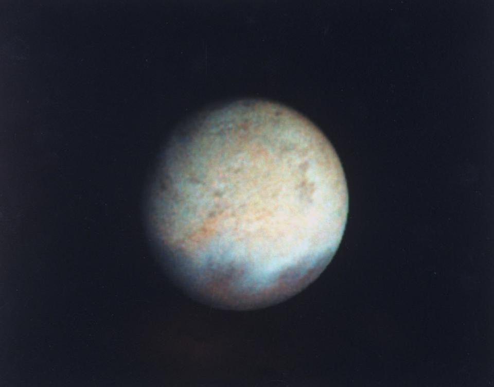 探査機ボイジャー2号が撮影した、海王星最大の衛星トリトンの擬似カラー画像。's largest moon, taken by spacecraft Voyager 2.