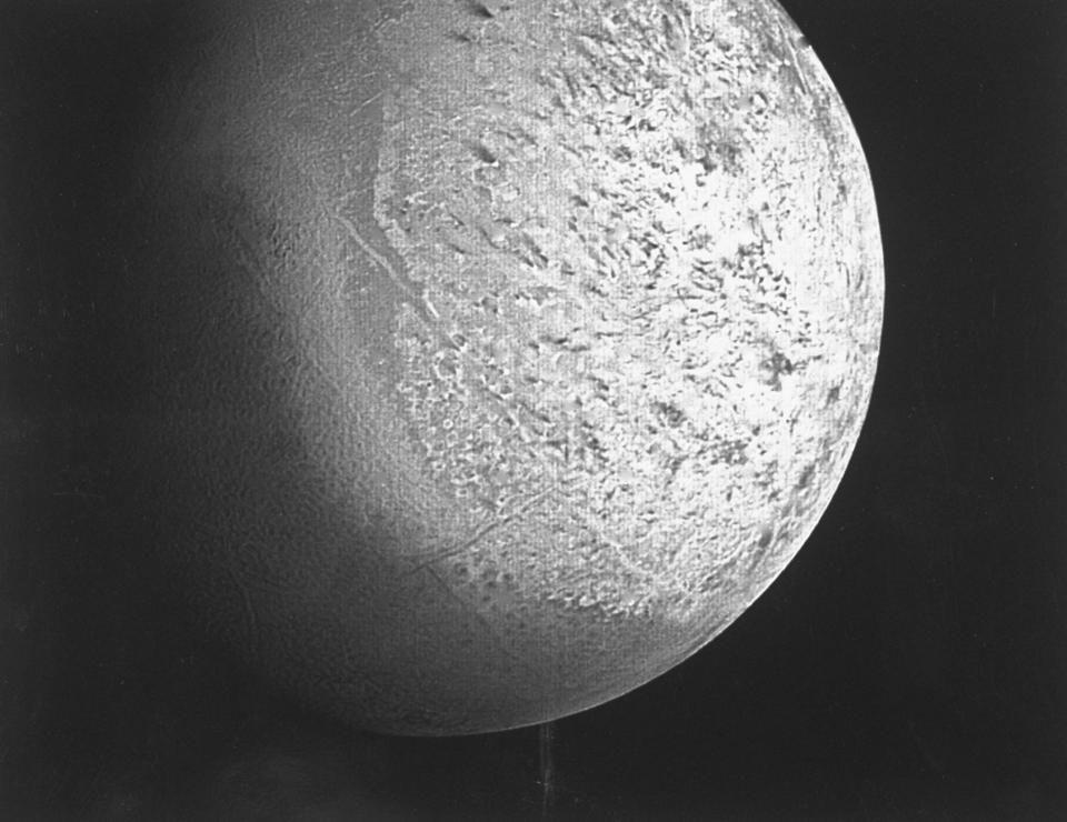 Triton, Neptuns größter Satellit, wie er von der Raumsonde Voyager 2 abgebildet wurde.'s largest satellite, as imaged from the Voyager 2 spacecraft.