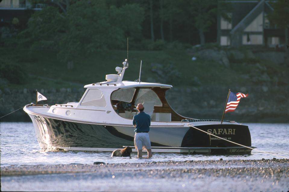 Sailing-Stream.fr ⚓ Le constructeur de bateaux Hinckley célèbre 25 ans de "Picnic Boat" ⚓ Bateau de plaisance Hinckley en eau peu profonde admiré par le passant.