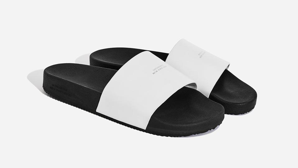 Designed with a polished 100% leather strap and chunky rubber footbed, our Banya Leather Slides offer a refined alternative to an athletic-inspired silhouette.