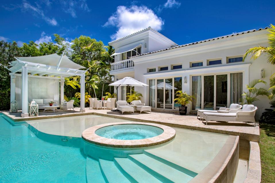 A white villa with pool and Jacuzzi