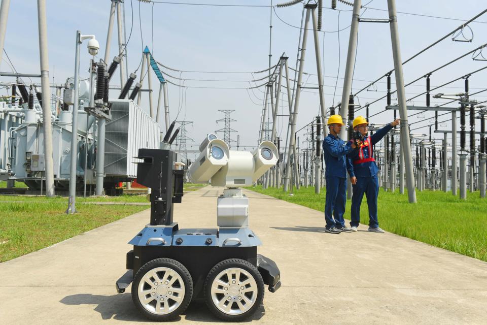 Inteligência artificial inicia a revolução do setor elétrico Intelligent Robot On Patrol Inspection At High-voltage Substation
