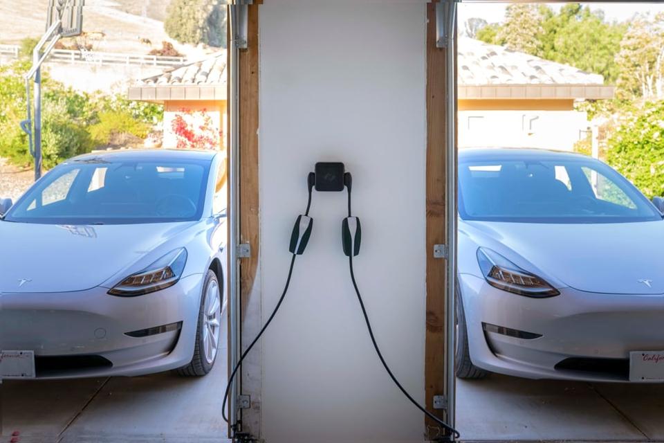 Il s'agit du double séparateur intelligent de NeoCharge qui permet à deux véhicules électriques d'être chargés via une prise 220V également utilisée par un autre appareil de la maison.