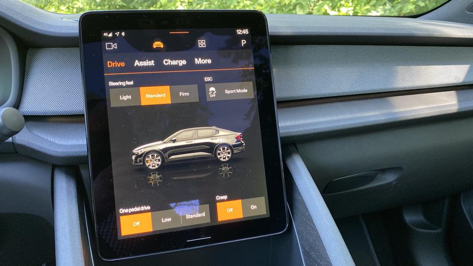 Pantalla de infoentretenimiento Polestar 2 que muestra los modos de conducción.